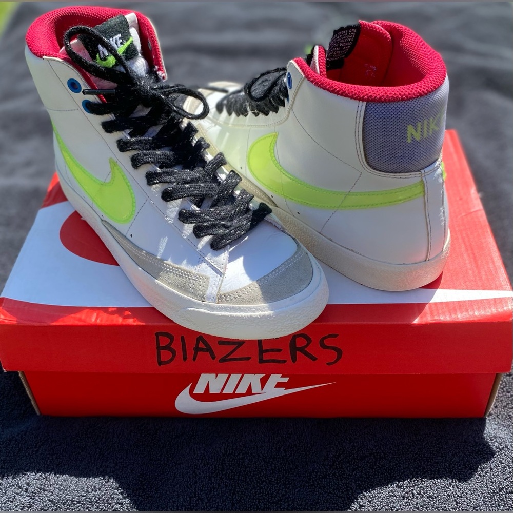 Nike Blazer Mid ‘77 SE | Size 7 | Neon Volt Swoosh | Great Condition